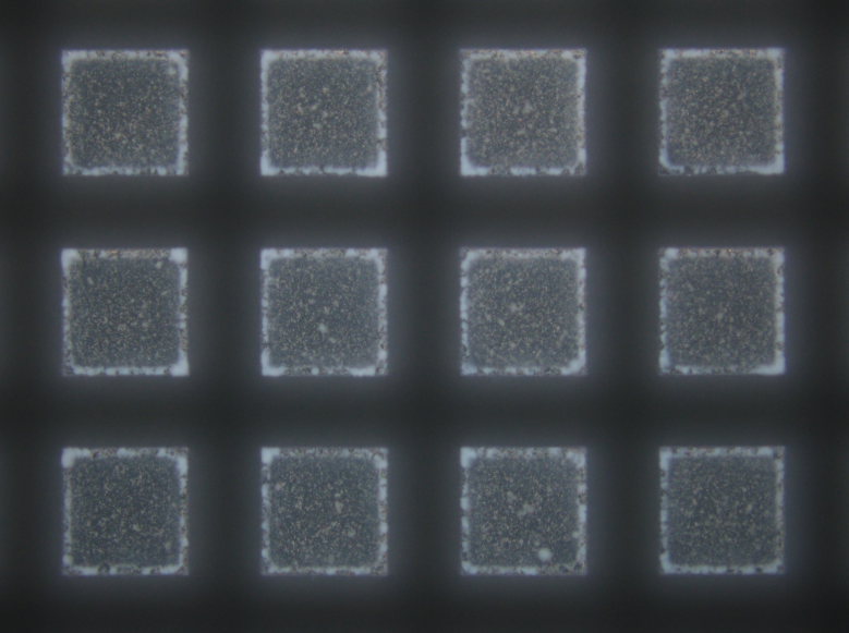 Optical microscopy image of a 2D-grid structure in a glass surface.